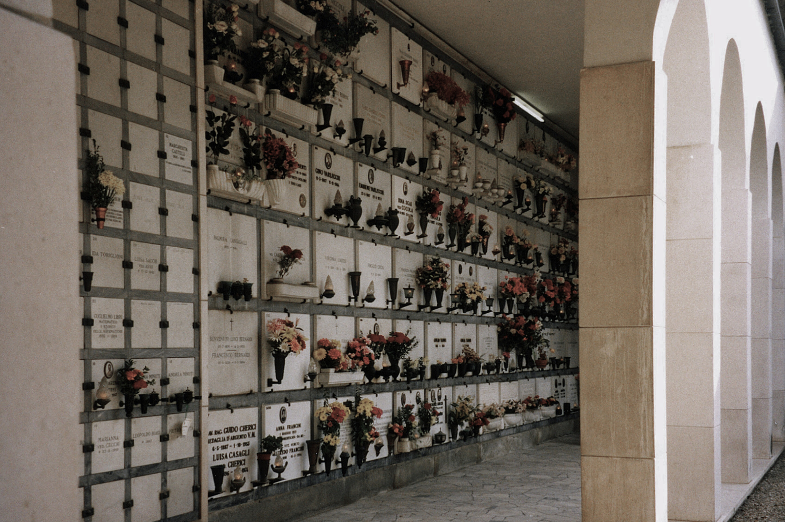 Pochówek tradycyjny a kremacja: co warto wiedzieć, by podjąć świadomą decyzję