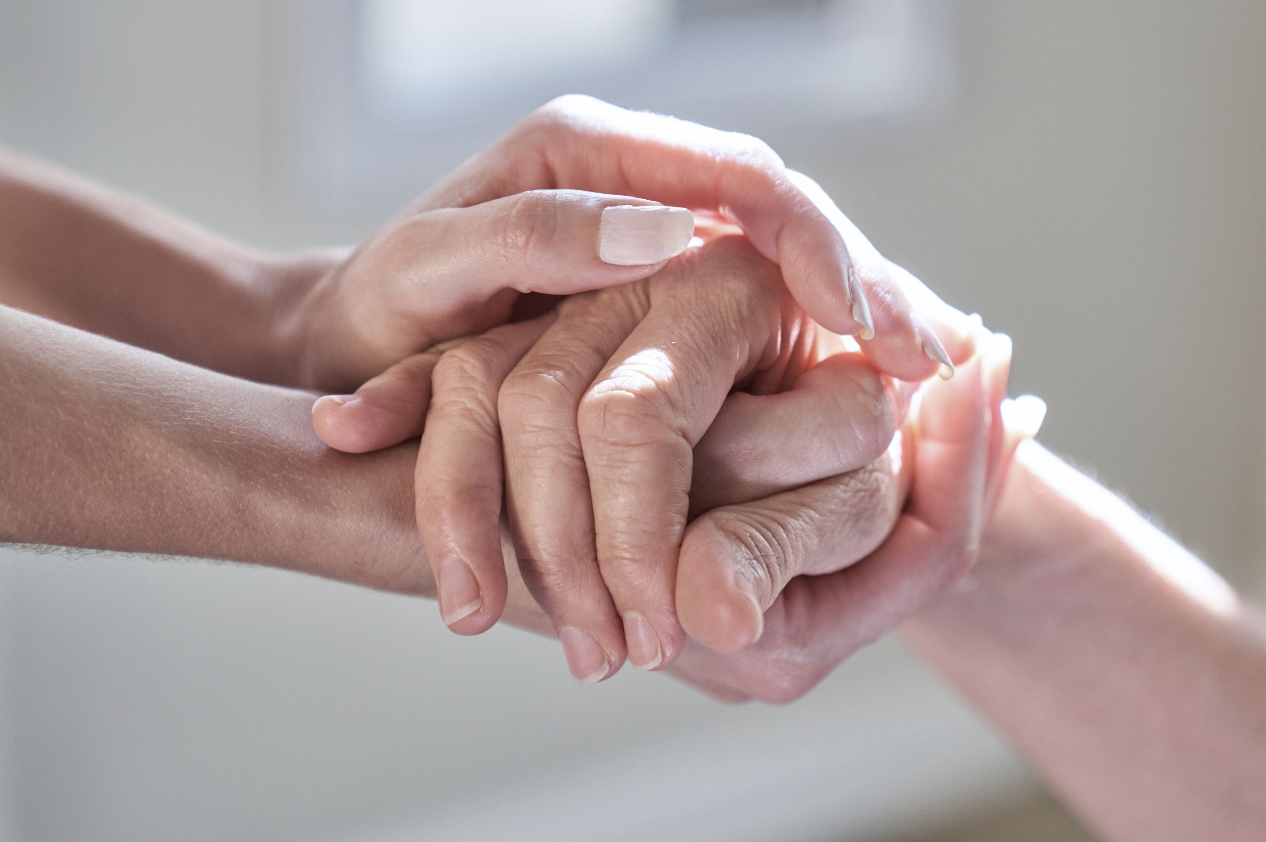 Jak wspierać osobę w żałobie? Spokojny przewodnik o tym, co mówić, a czego unikać